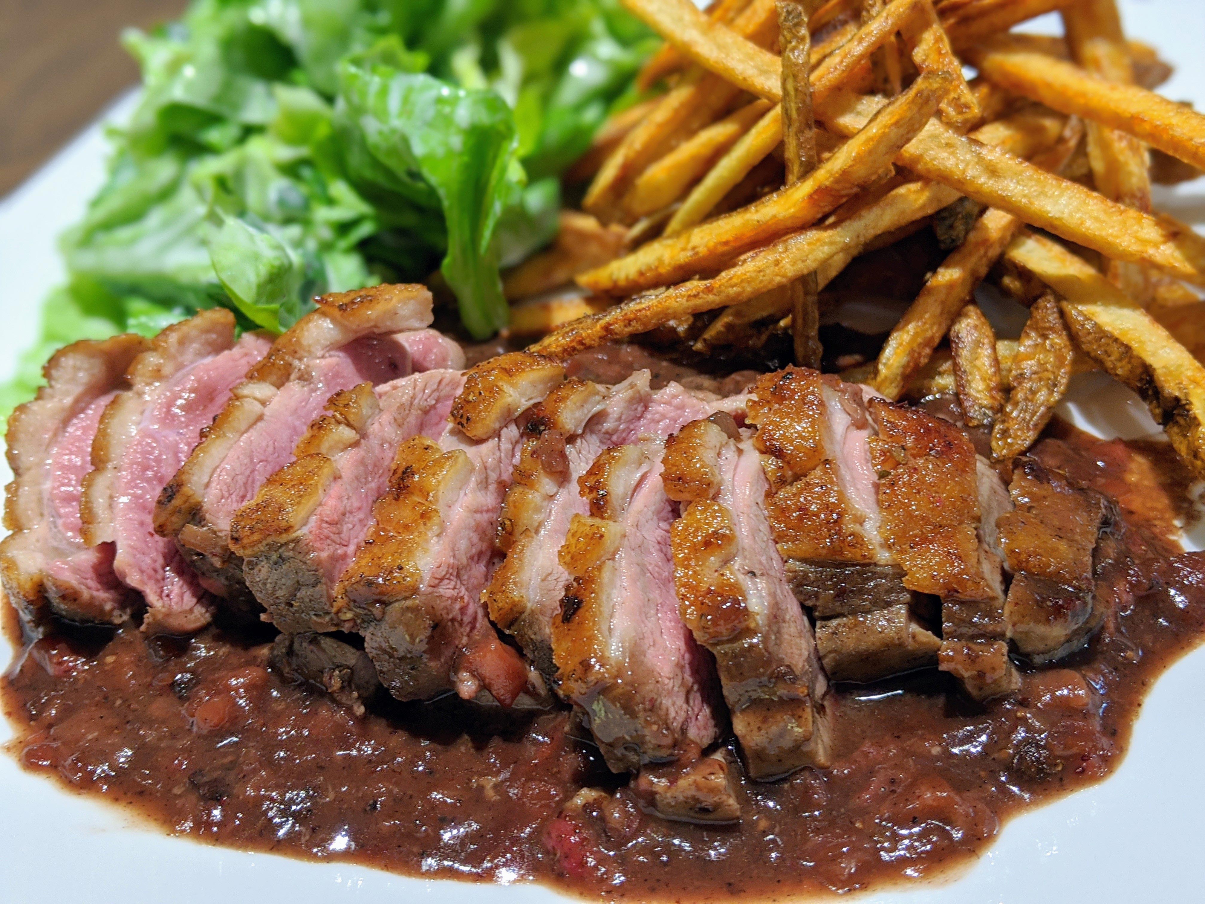 Magret de canard poêlé, sauce aux fraises