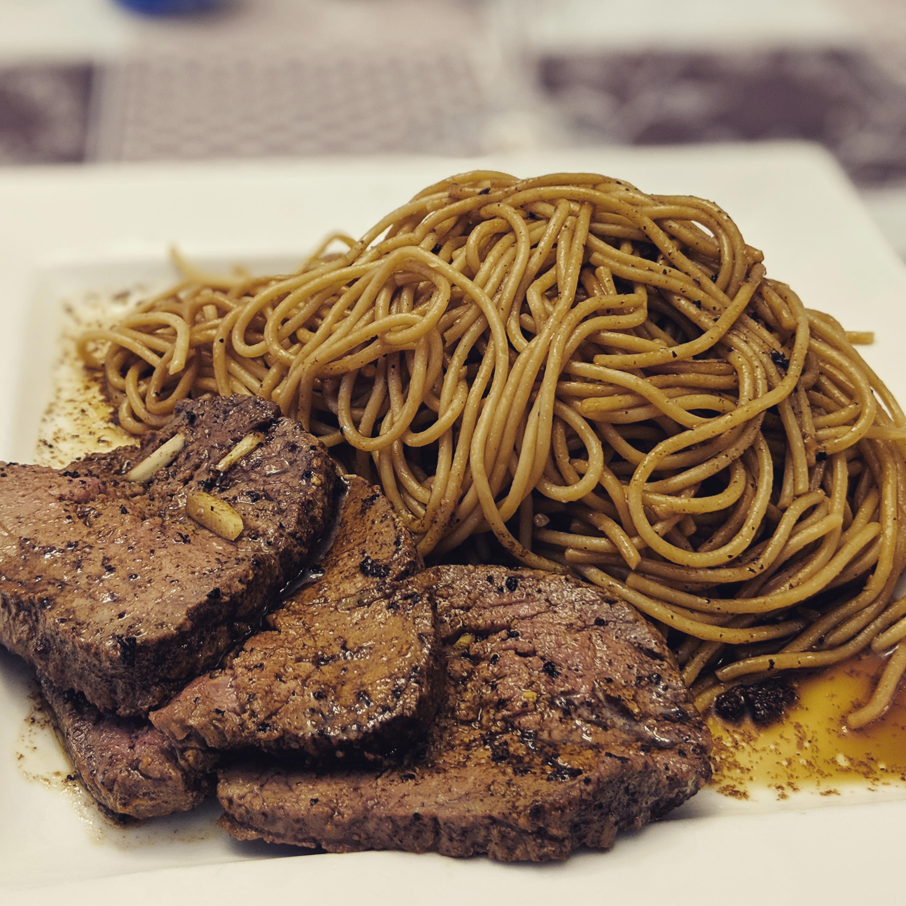 Rosbif au jus et spaghettis bruns