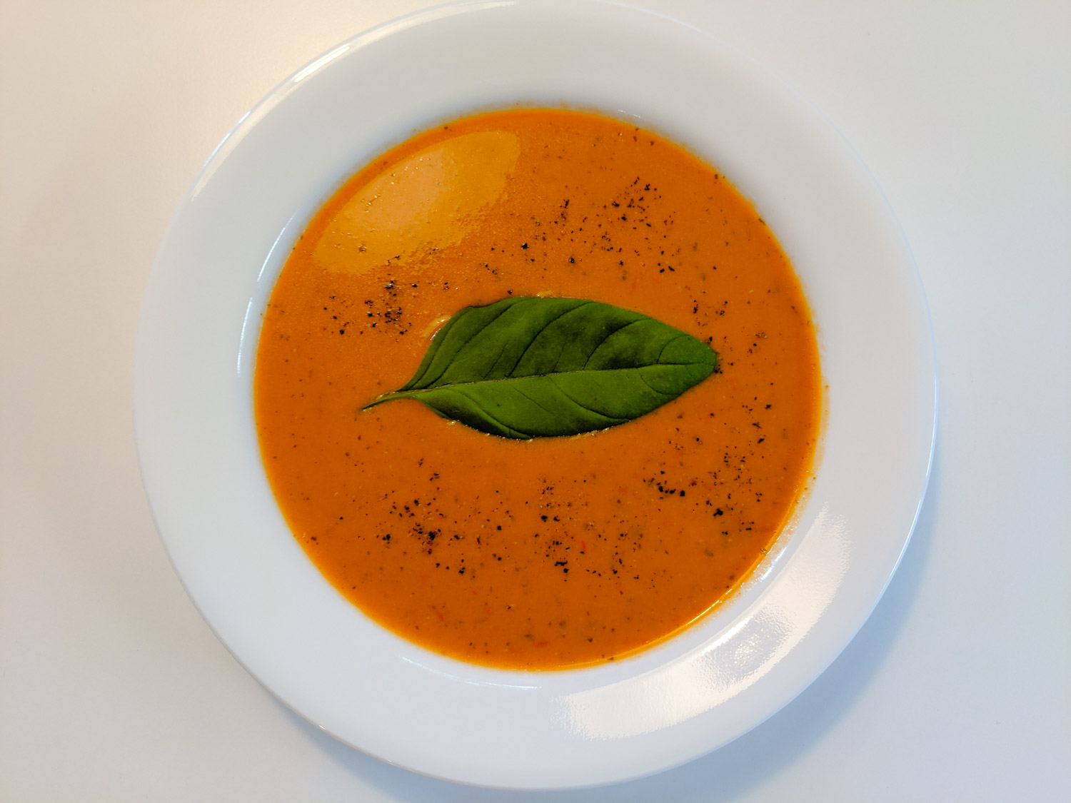 Potage de tomates au basilic et au brie