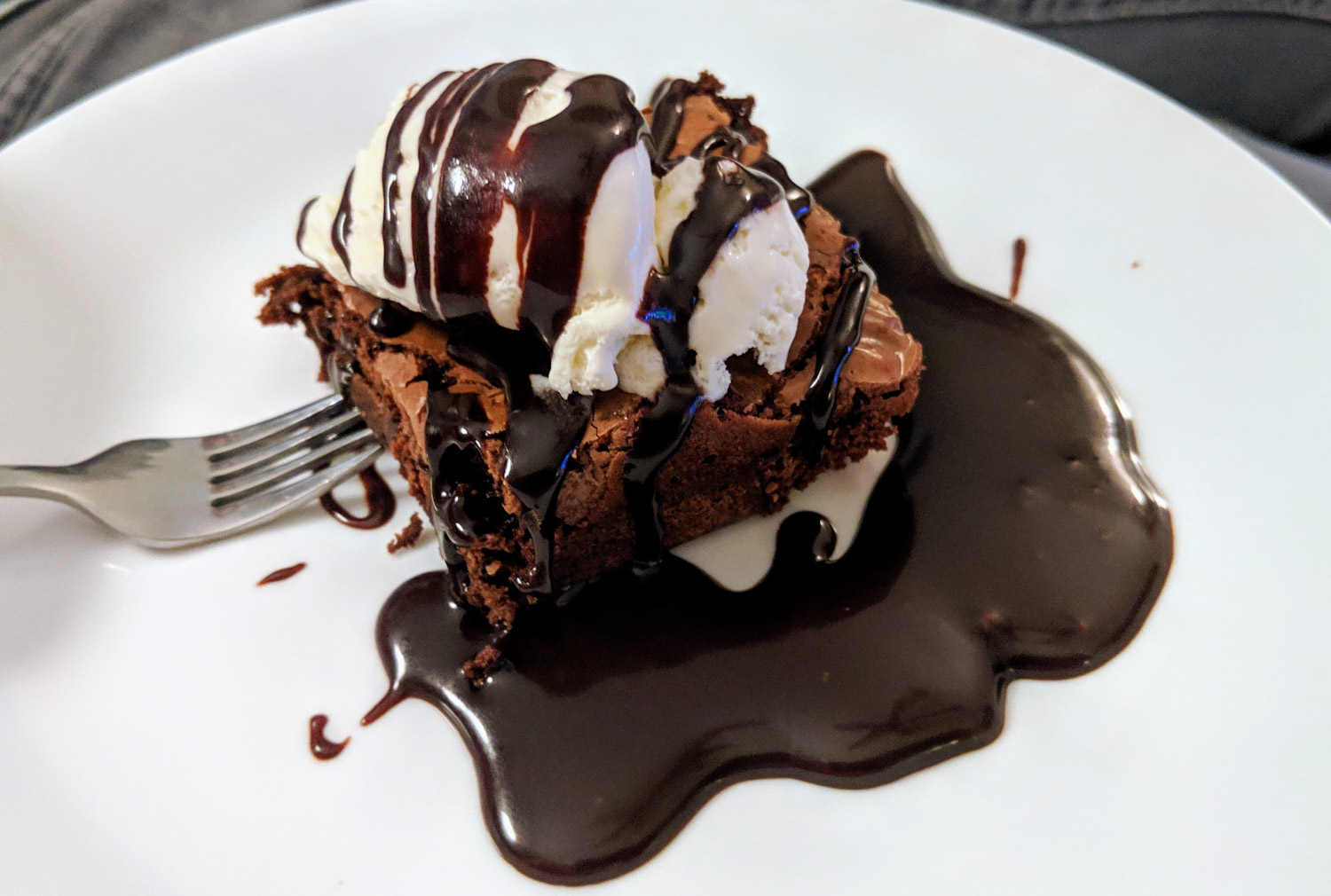 Brownies et sauce fudge