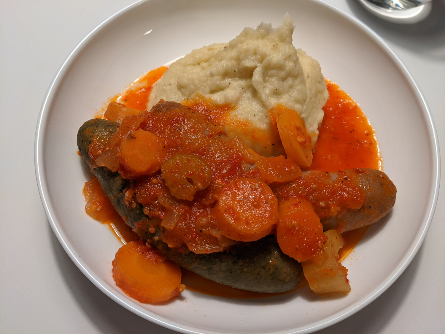 Saucisses à la sauce tomate et aux carottes