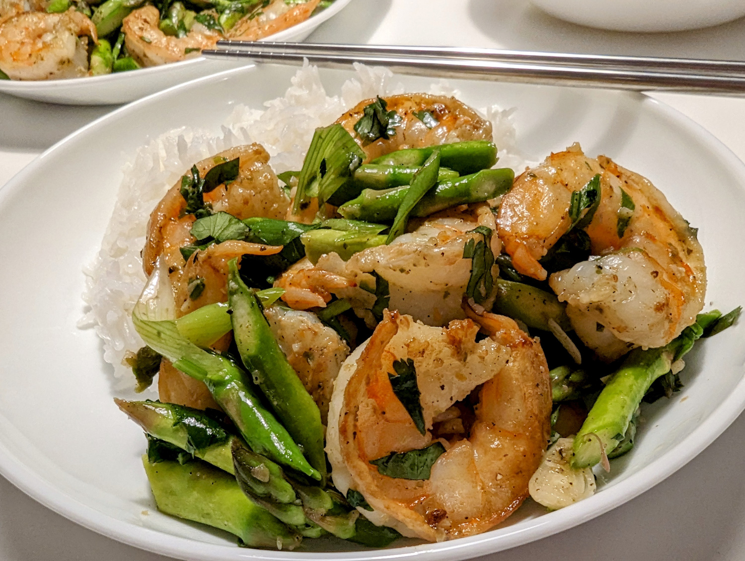 Crevettes sautées aux asperges et aux herbes salées