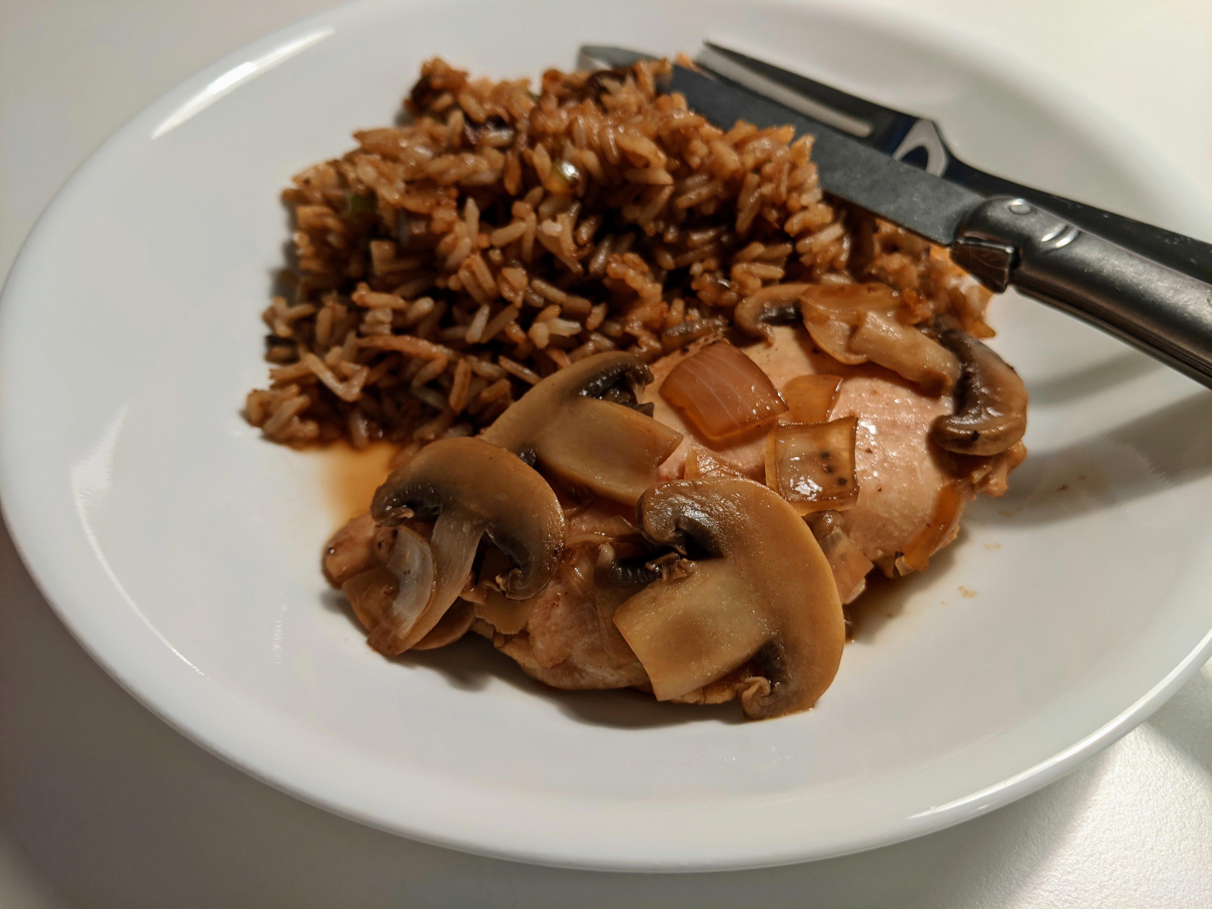 Suprêmes de poulet braisés, riz chinois aux champignons
