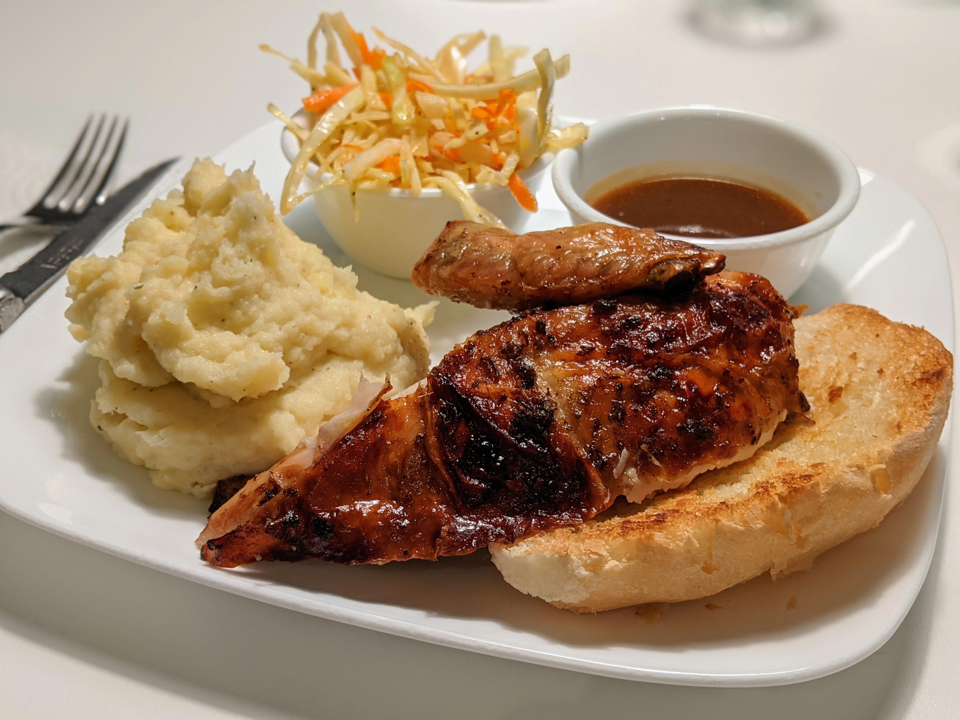 Poulet rôti, sauce espagnole, salade de chou vinaigrée